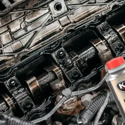Silnik benzynowy po zastosowaniu najlepszej płukanki do silnika benzynowego K2 Motor Flush. Czyste wnętrze silnika.