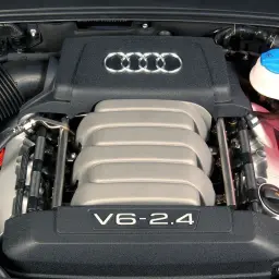 Silnik V6 2.4 z Audi C6, z widocznymi cewkami zapłonowymi i logo Audi.