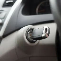 Kluczyk w stacyjce, a auto nie odpala? To mogą być uszkodzony immobilizer objawy. Wnętrze samochodu, kluczyk w stacyjce.