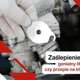 Ręka w białej rękawiczce trzyma metalową zaślepkę EGR. Czy to genialny lifehack, czy przepis na kłopoty?