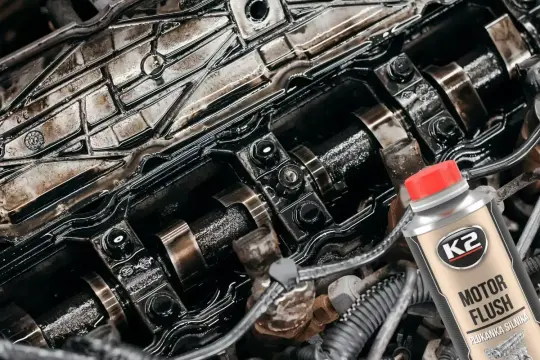 Silnik benzynowy po zastosowaniu najlepszej płukanki do silnika benzynowego K2 Motor Flush. Czyste wnętrze silnika.