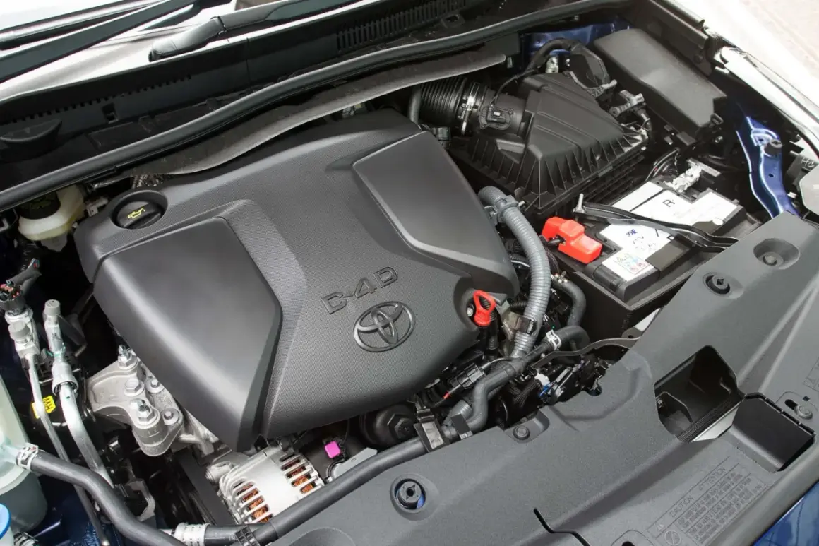 Silnik D-4D w Toyota Avensis T27, z widocznym akumulatorem i elementami układu dolotowego.