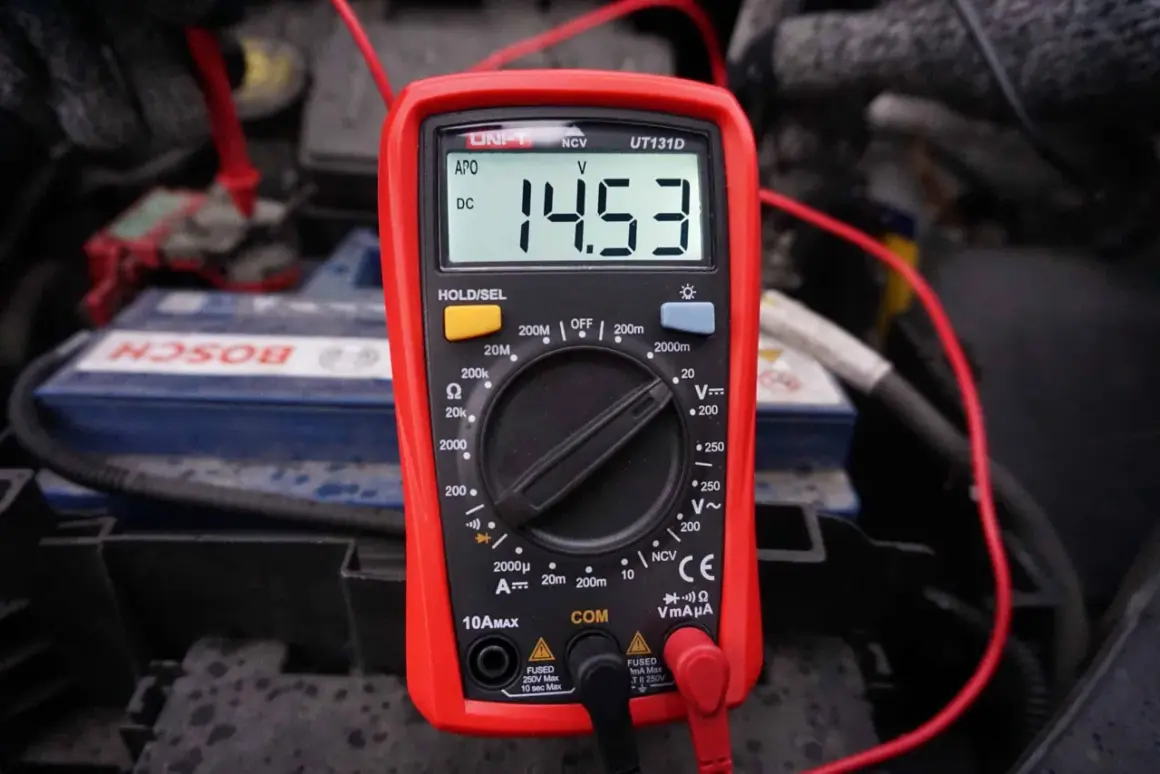 Multimetr pokazuje 14.53V, co może być jednym z objawów prawidłowego działania alternatora.