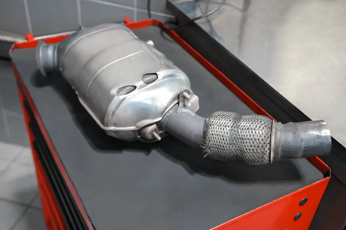 Filtr DPF na stole warsztatowym. Zastanawiasz się, ile trwa wypalanie dpf na postoju? To złożony proces, który zależy od wielu czynników.
