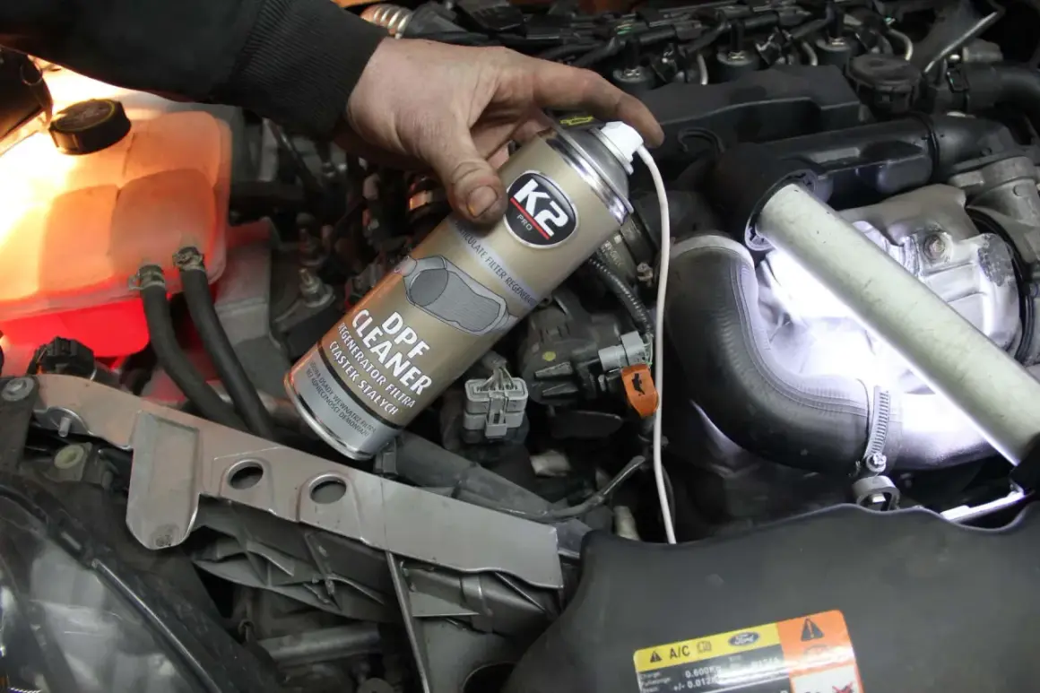 Ręka trzyma puszkę preparatu do czyszczenia DPF, który pomaga w regeneracji filtra cząstek stałych.