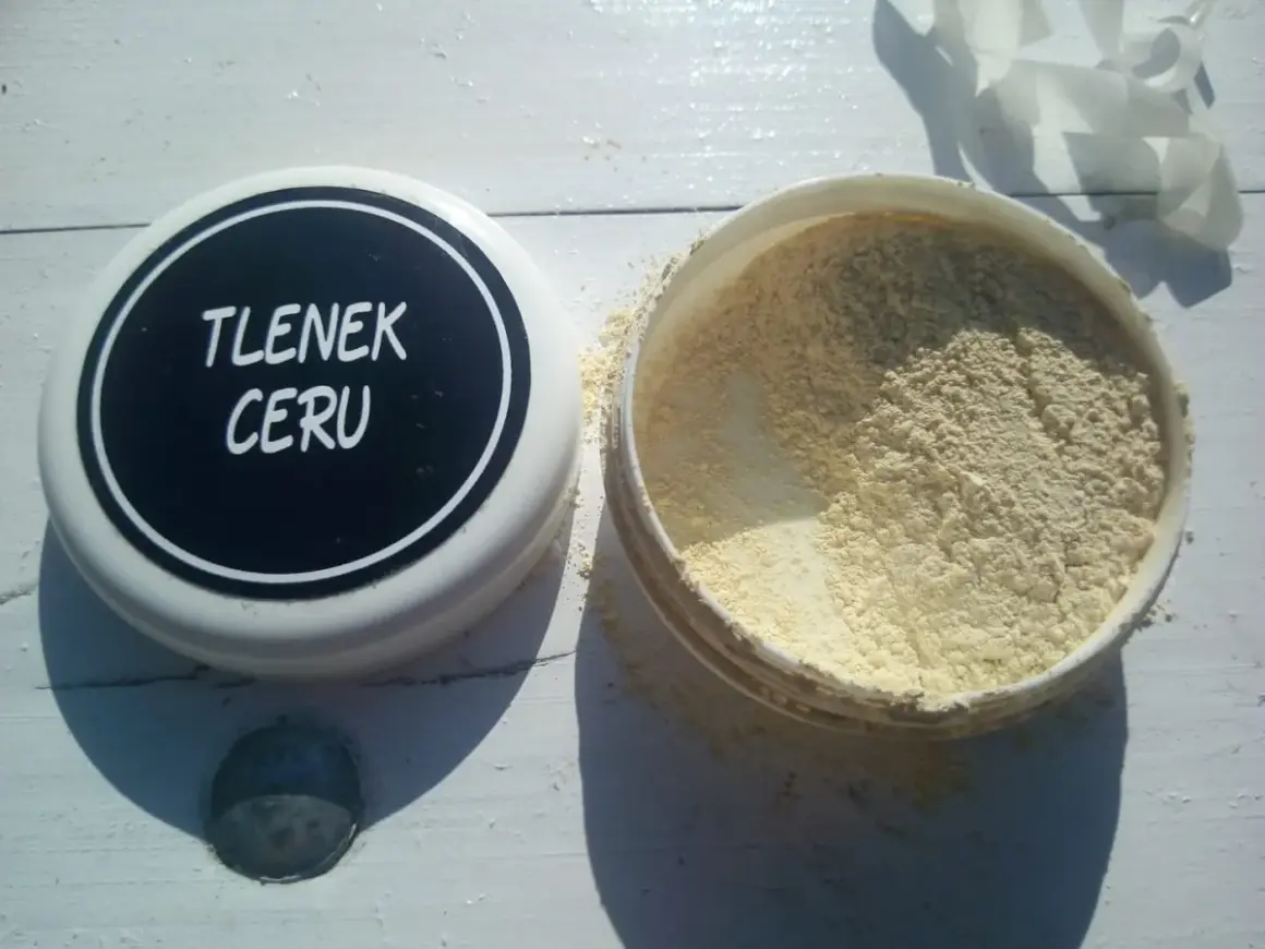Puszka z napisem "TLENEK CERU" obok otwartego pojemnika z żółtym proszkiem.