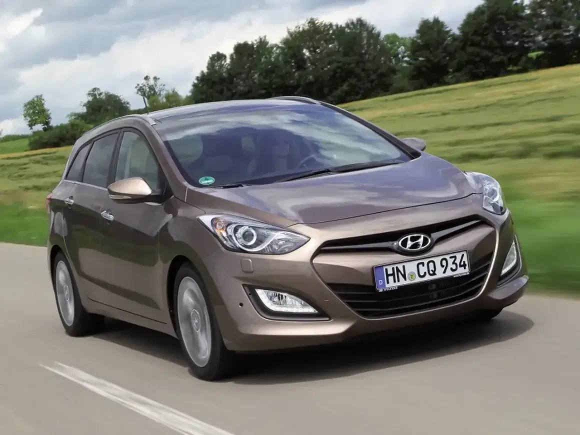 Brązowy Hyundai i30 1.4 benzyna na drodze. Wiele osób szuka o nim opinii, bo to popularny model.