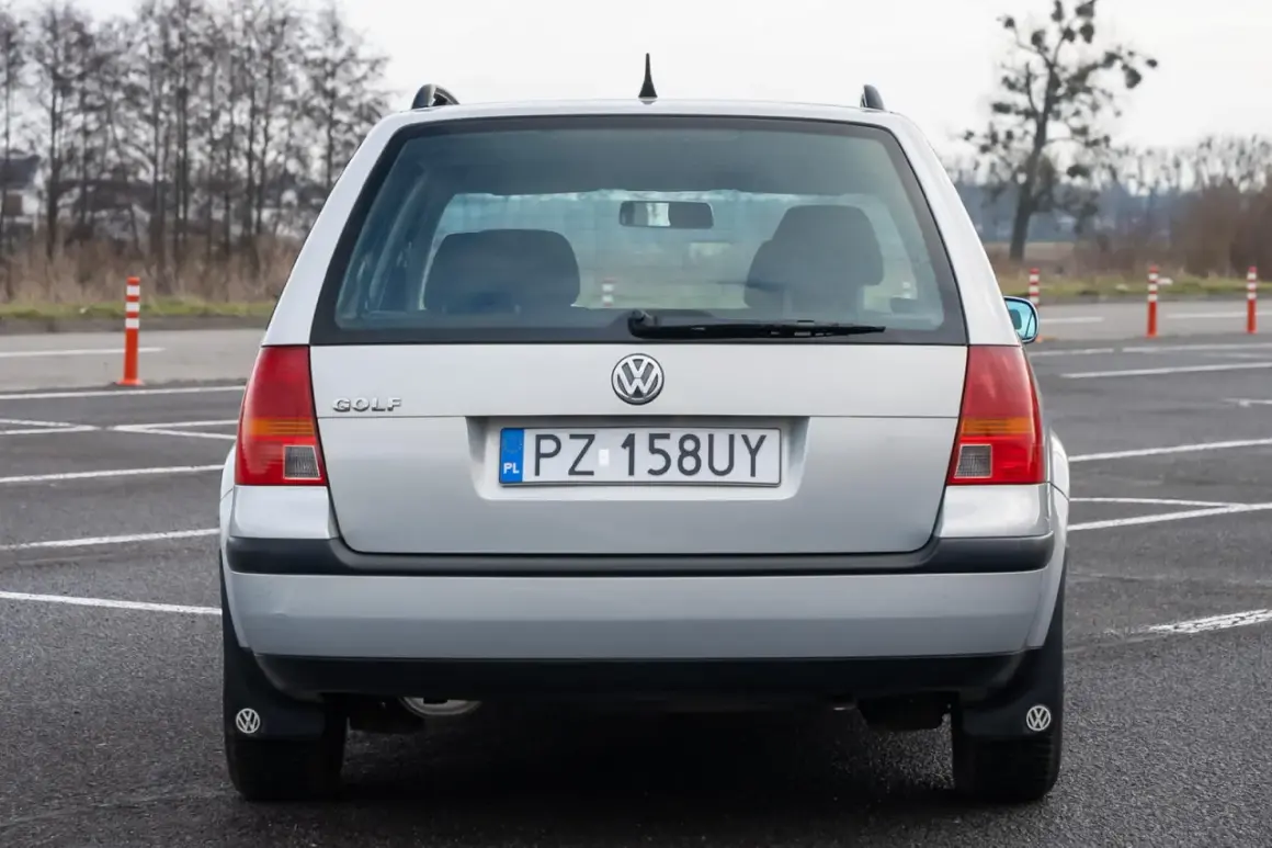 Srebrny Volkswagen Golf 4 1.4 16v na parkingu.