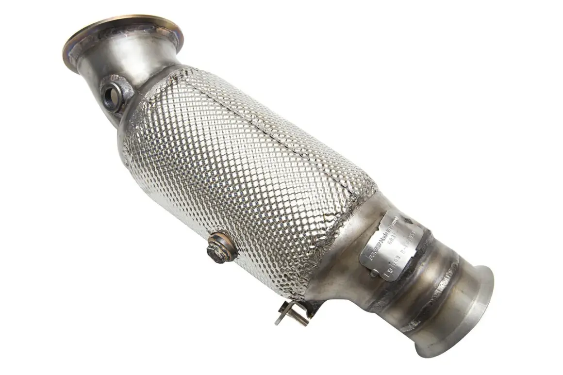 Metalowy element układu wydechowego, czyli downpipe. Co to jest? To rura łącząca turbosprężarkę z katalizatorem.