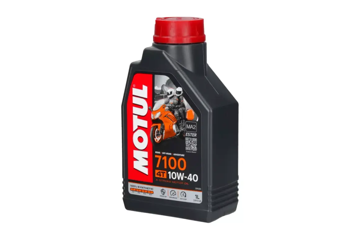 Czarna butelka oleju Motul 7100 10W-40 z czerwonym korkiem i grafiką motocyklistów.