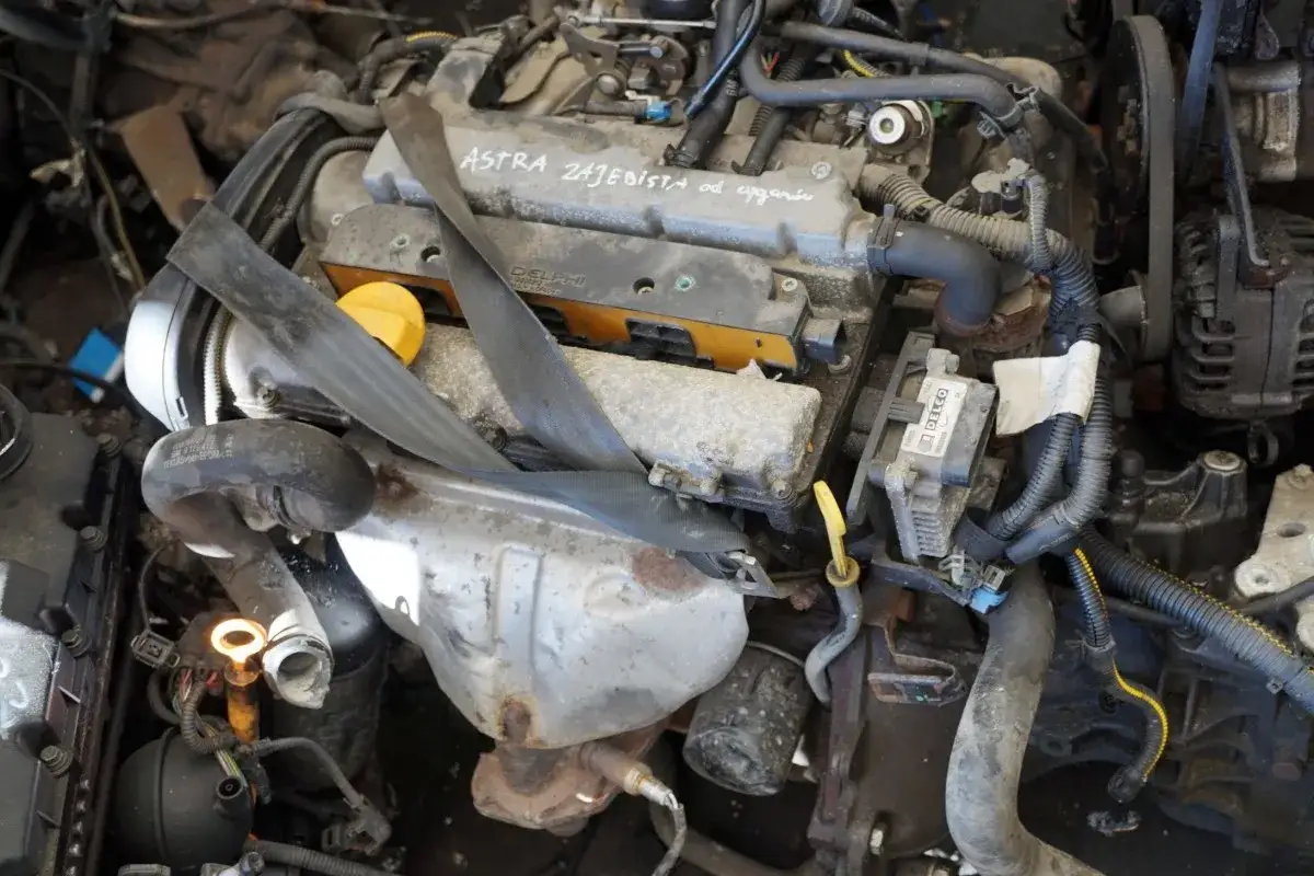 Silnik Opel Astra G 1.6 16v, widok z góry, z widocznymi elementami osprzętu i przewodami.