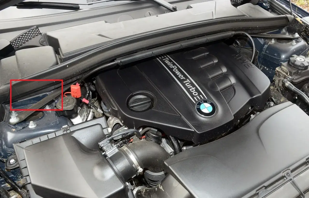 Silnik TwinPower Turbo w BMW E84. Czerwona ramka zaznacza fragment osłony przy akumulatorze.