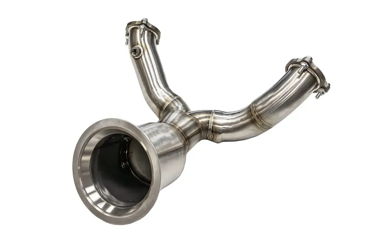 Stalowy element układu wydechowego, czyli downpipe. To część, która łączy turbosprężarkę z resztą wydechu.