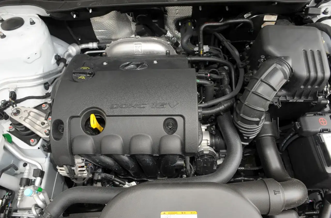 Silnik DOHC 16V w Hyundai i30 1.4 benzyna. Wiele osób chwali go za niezawodność.