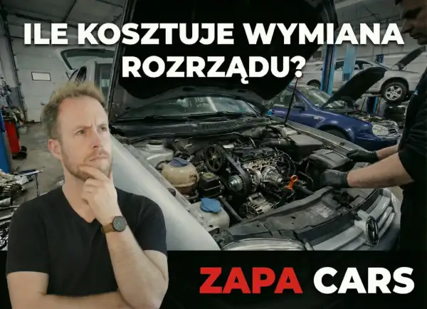 Zastanawiasz się nad wymianą rozrządu? Cena tej usługi w ZAPA CARS jest konkurencyjna. Mechanik pracuje przy silniku.