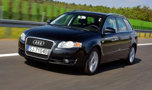 Czarne Audi A4 B7 2.0 TDI na autostradzie, w tle zielone ekrany dźwiękochłonne.