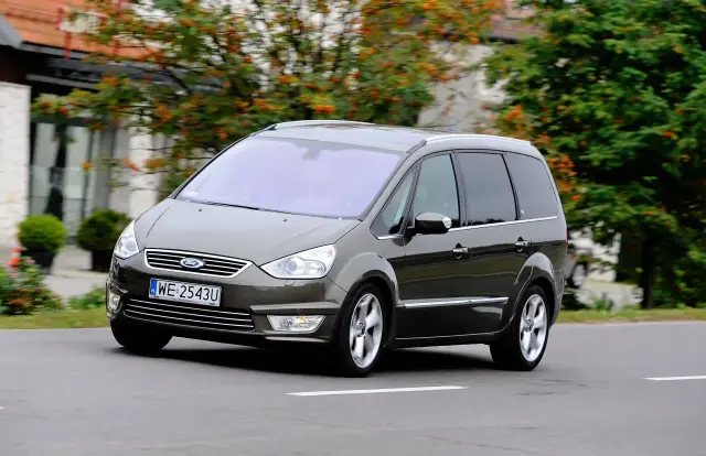 Brązowy Ford Galaxy MK2 w ruchu, z widocznymi felgami i tablicą rejestracyjną WE 2543U.